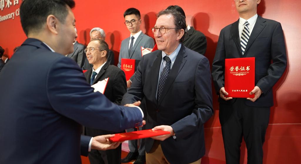 我校胡安教授荣获“宁波市荣誉市民”称号